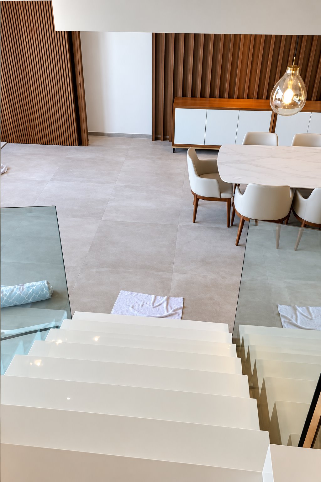 Sala de jantar vista através da circulação da escada